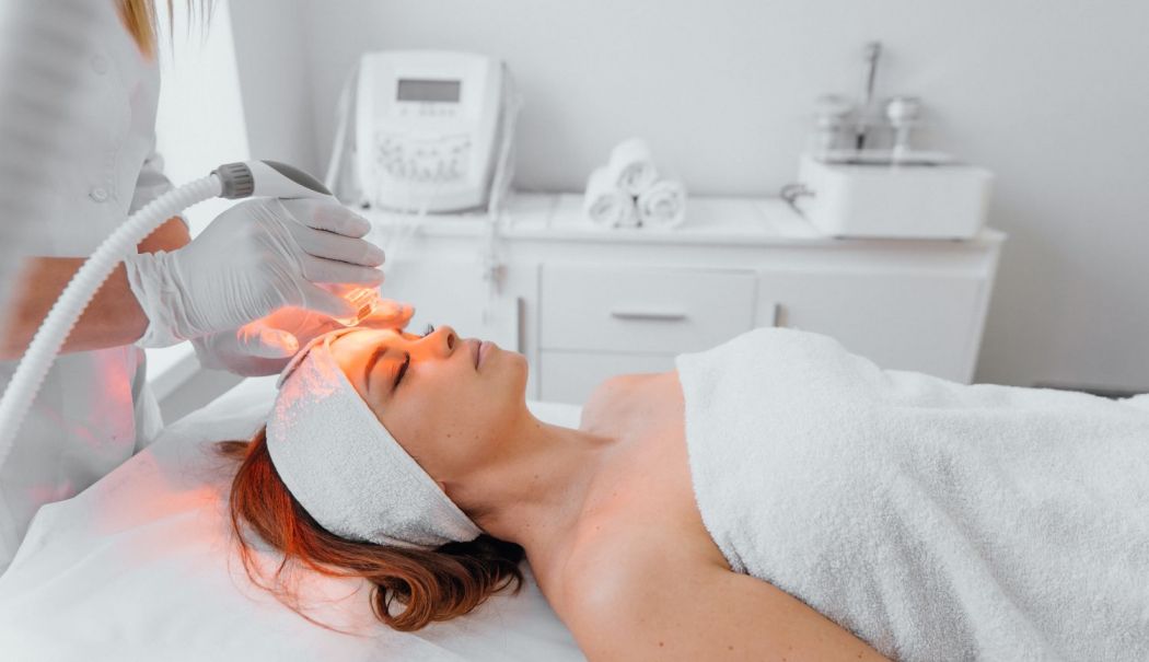 Vă deranjează ridurile? Fototerapia, soluţia pentru reîntinerirea facială - fond-fototerapie-1740663055.jpg
