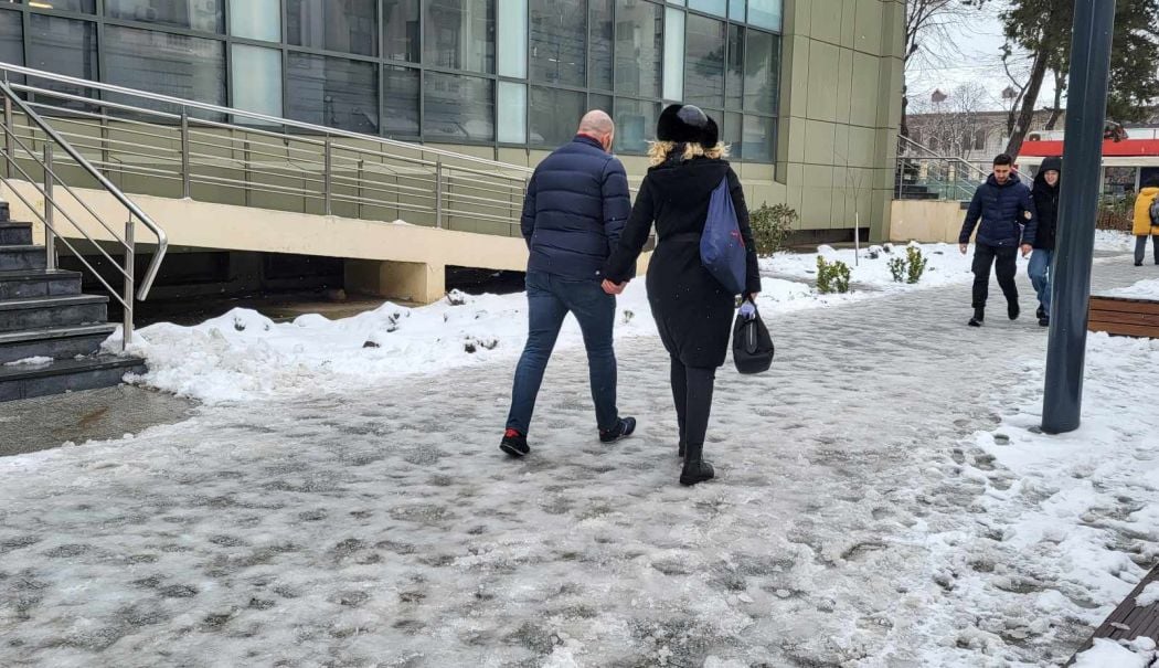 Cine curăţă trotuarele de gheaţă? 