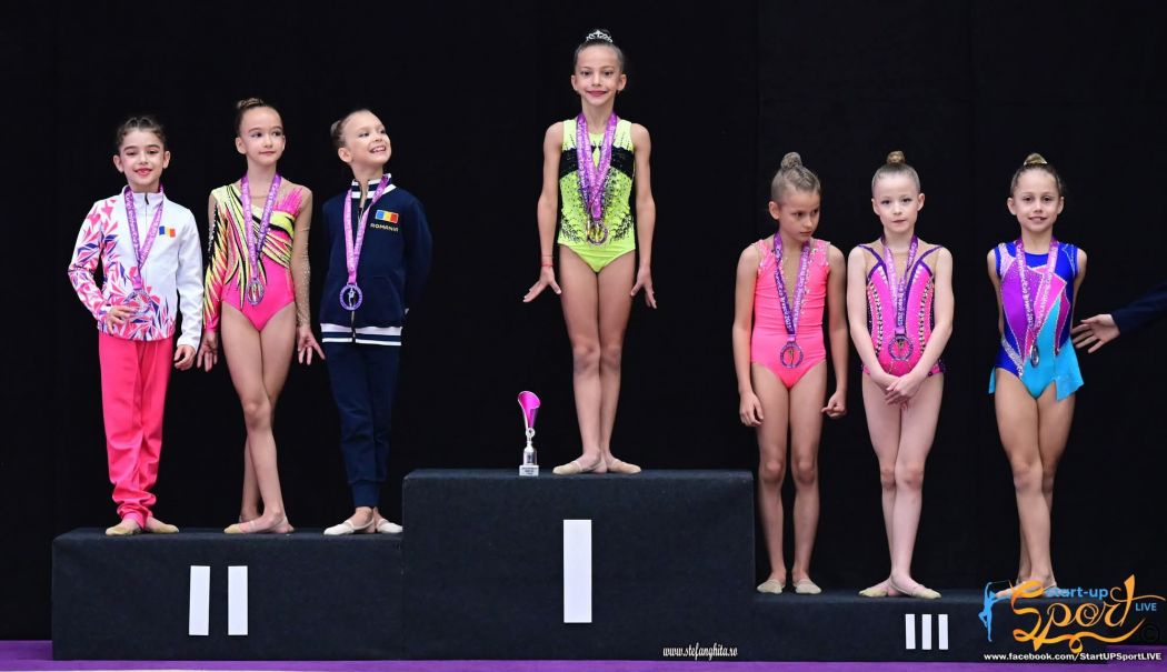 Gimnastele de la „Victoria Cumpăna” au cucerit 13 medalii la o competiţie importantă - fond-gimnastica-cumpana11-1759321820.jpg