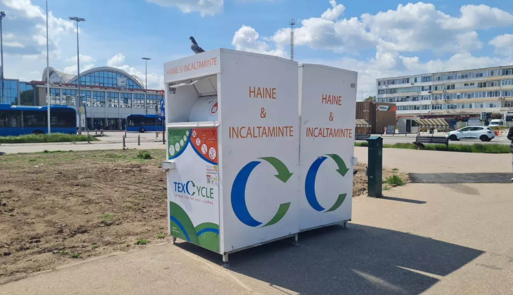 Hainele vechi nu mai ajung la gunoi! Constanța are containere pentru deșeuri textile