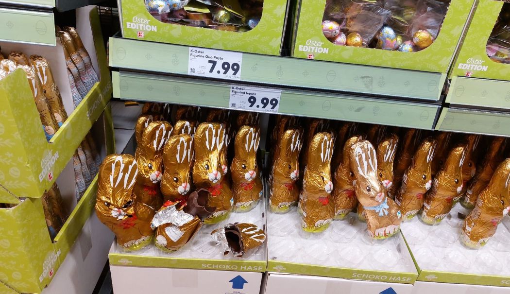 Disperare după bani! Iepurașii de ciocolată, distruși în goana după câștiguri, în supermarketuri - fond-iepurasi-de-ciocolata-3-1712598629.jpg