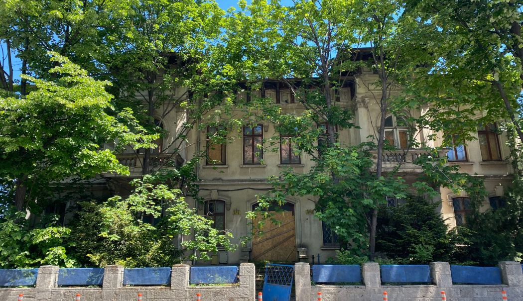Fostul sediu ANAF de pe strada Mircea cel Bătrân, în așteptarea reabilitării. „O minunăție lăsată în paragină”