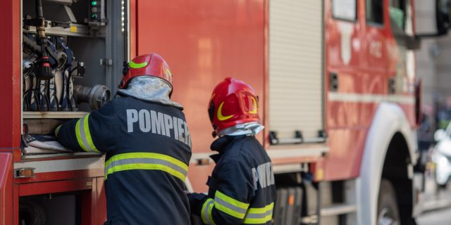 Disperare în urma unui incendiu la un bloc din Hârșova. 