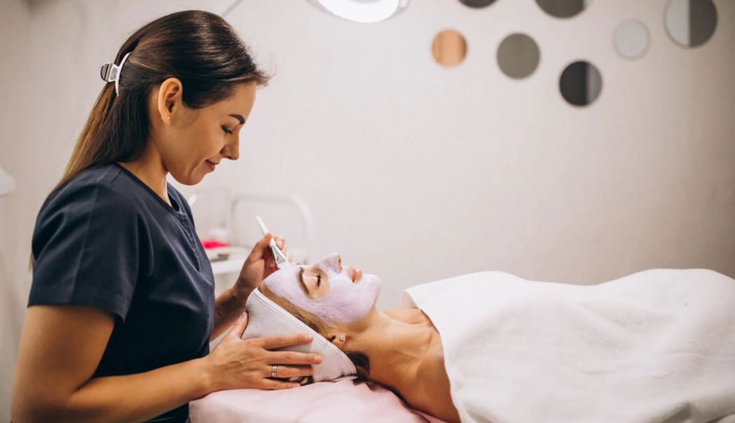 Tratamente faciale care nu lasă timpul să-şi pună amprenta pe chipurile noastre - fond-intinerire-2-1739278928.jpg