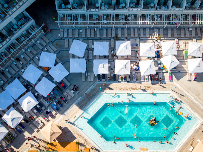 Turiști în pericol, după ce s-au intoxicat cu clor la piscina unui hotel din Olimp