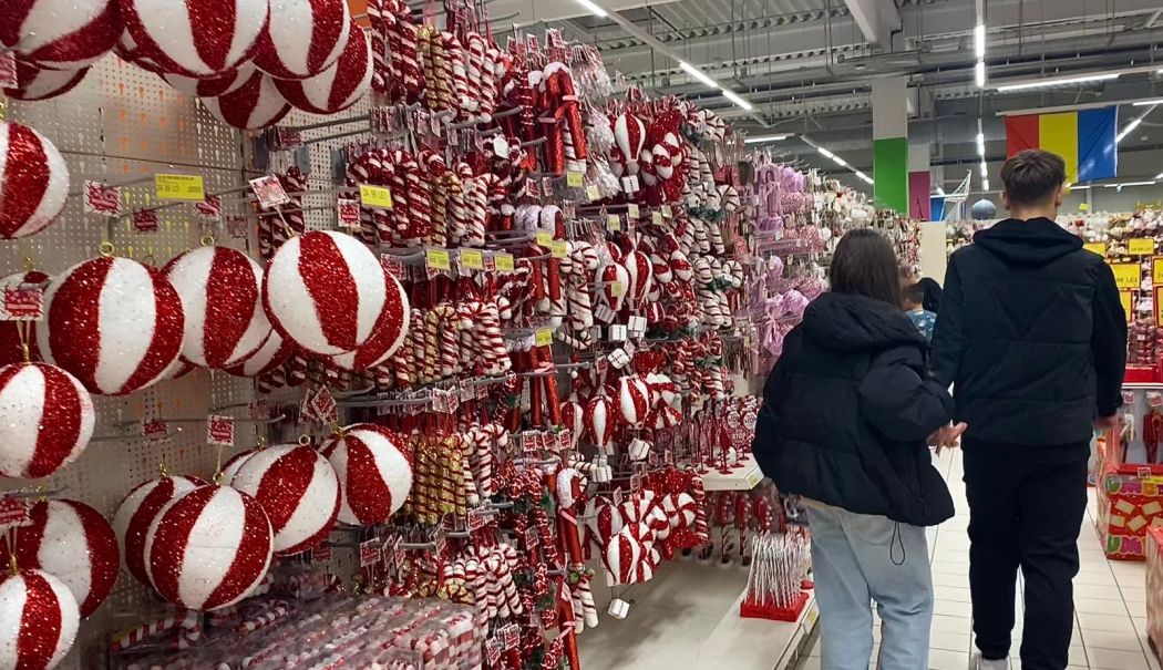 Octombrie, vestitorul Crăciunului! În disperare, comercianții au scos globulețele și moșii de ciocolată - fond-isterie-craciun-1729873479.jpeg