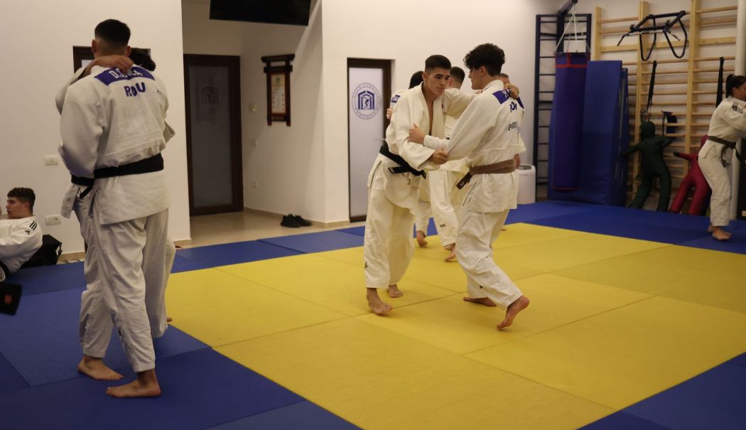 Judokanii de la CSM Constanţa se antrenează din greu. Urmează Campionatul Naţional de Tineret - fond-judo-csm-1743691553.jpg
