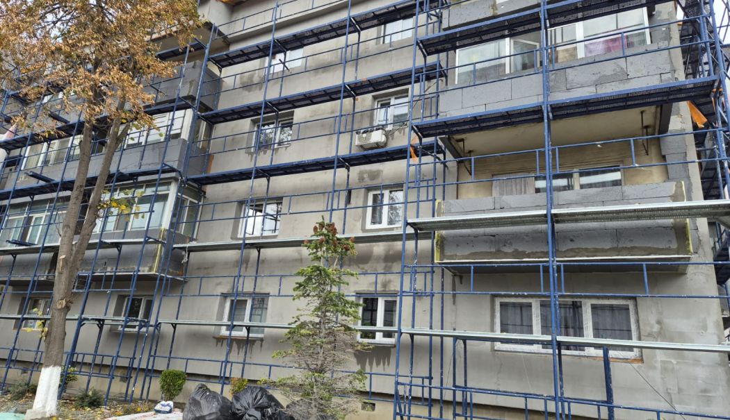 Primăria Mihail Kogălniceanu reabilitează mai multe blocuri din localitate - fond-kogalniceanu1-1761660557.jpg