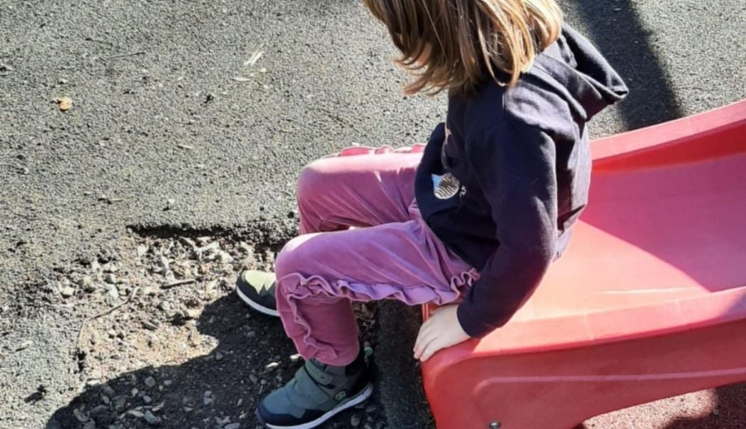 Pericol sub leagăne. Locul de joacă de la Delfinariu, într-o avansată stare de degradare