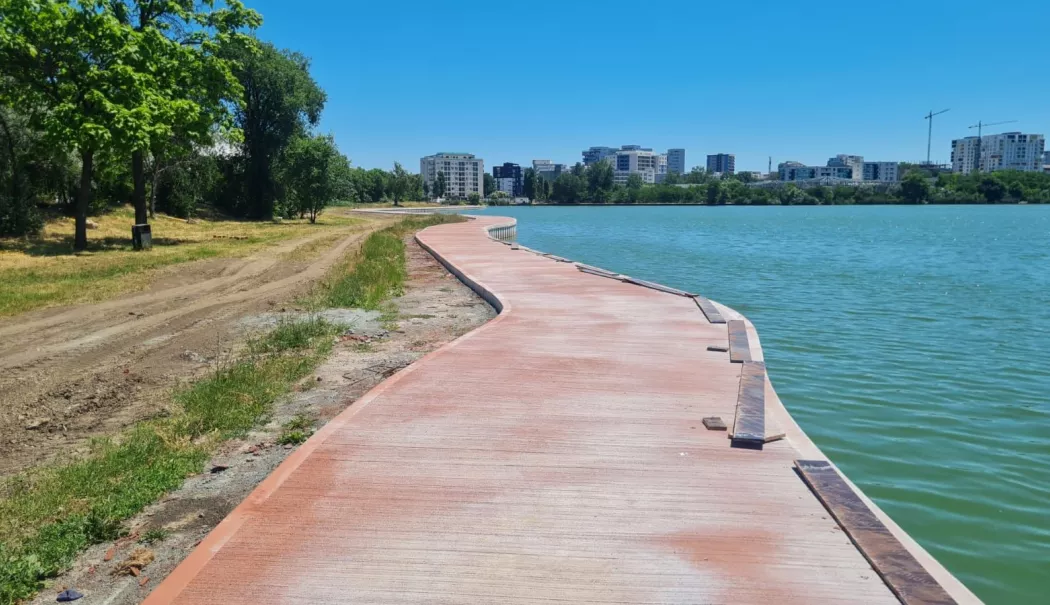 Foto - Malurile lacului Tăbăcărie, salvate după ani de eroziune! Autoritățile promit o promenadă modernă