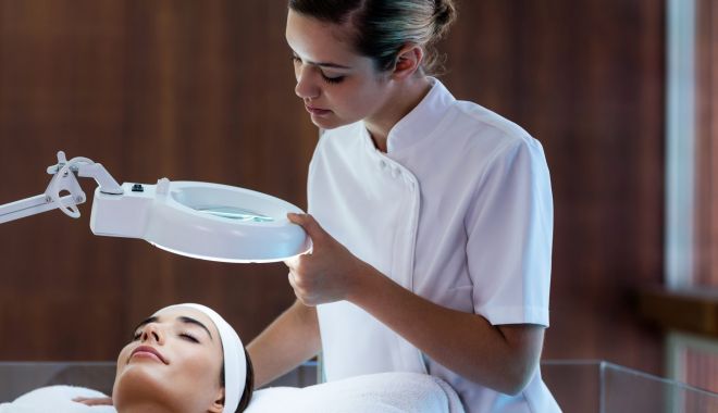 Masajul facial îmbunătățeşte aspectul pielii, pe față, gât și decolteu - fond-masaj-facialjpg-2-1695298811.jpeg