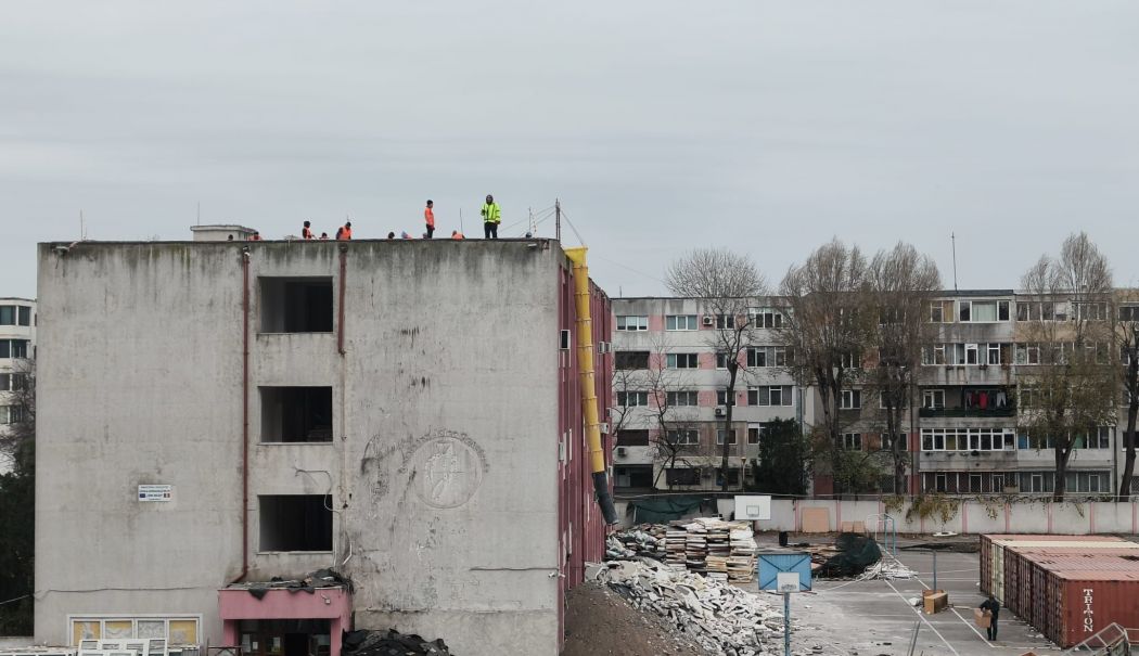 Renovare cu probleme la Școala 24! Locatarii se plâng de praful care le intră în case și acoperă mașinile