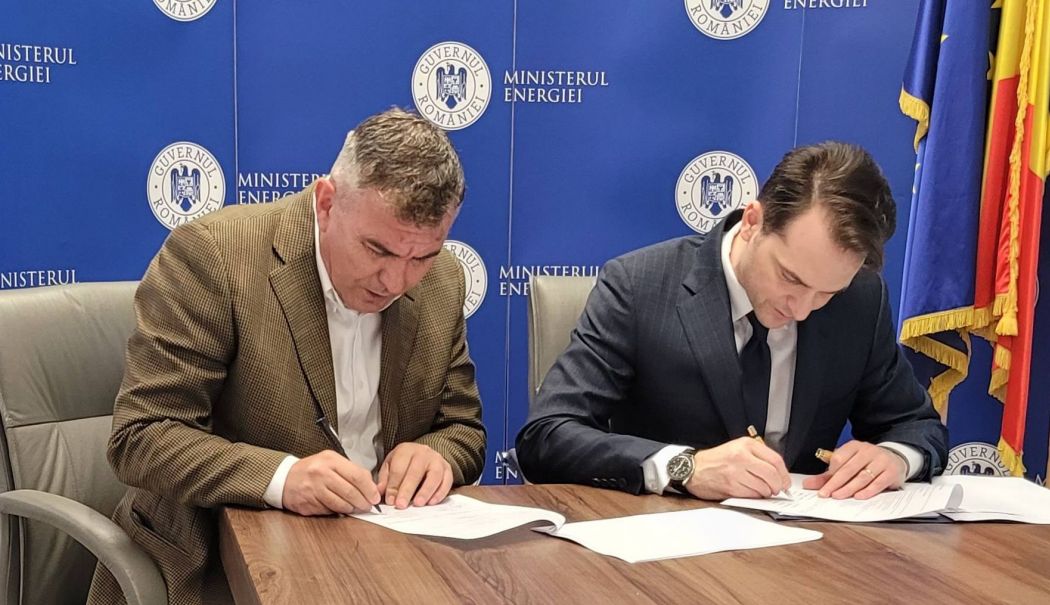 Primarul oraşului Murfatlar, Gheorghe Cojocaru  a semnat contractul pentru construirea parcului fotovoltaic - fond-murfatlar-proiecte-1738675107.jpg