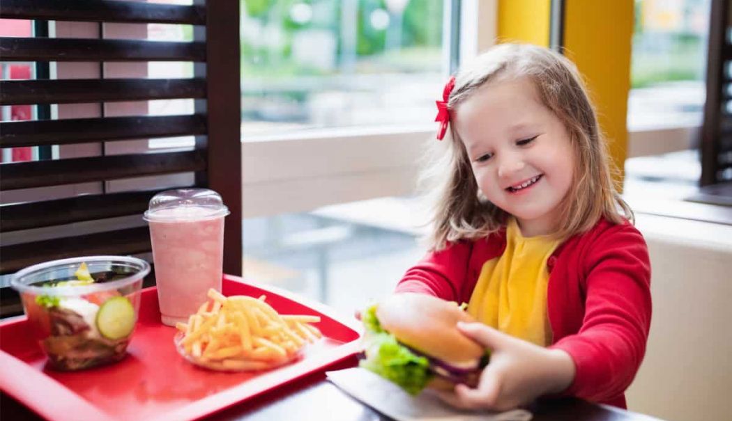Evitaţi să le daţi copiilor mâncare fast-food! - fond-obezitate-1715082920.jpg