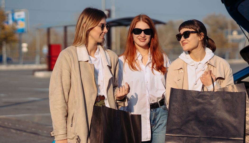 Care sunt riscurile atunci când purtăm ochelari de soare cumpărați de la tarabe sau magazine - fond-ochelari-de-soare-1712579745.jpg