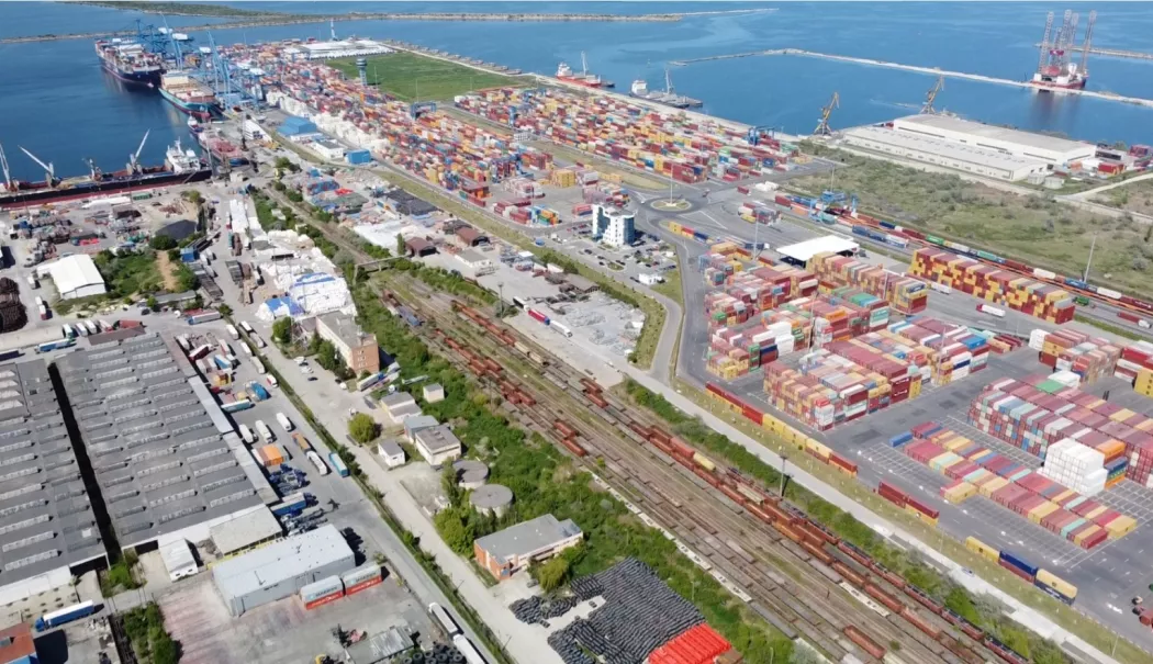 Transportul naval, în criză. Cine plătește factura conflictului? - fond-port-conflict-1772559414.webp