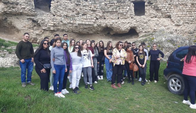 30 de elevi constănțeni și bulgari s-au bucurat de o interesantă tabără de arheologie - fond-print-tabara-minac-1681839855.jpg
