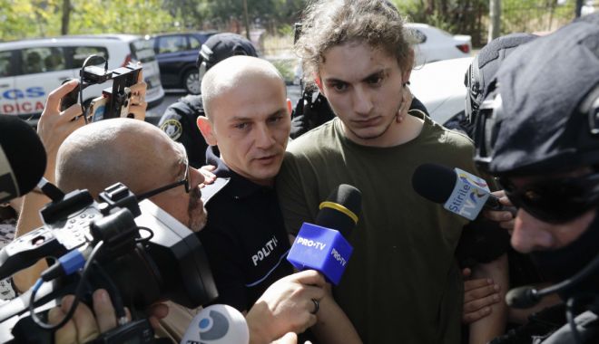 Procesul lui Vlad Pascu a început cu o amânare. Părinţii, nemulţumiţi de atitudinea judecătoarei - fond-proces-vlad-pascu-1708611395.jpg