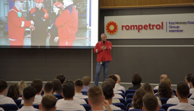 100 de studenți și absolvenți, beneficiari ai celui mai mare program de internship național, desfășurat de Rompetrol - fond-program-instruire-1690911947.jpg