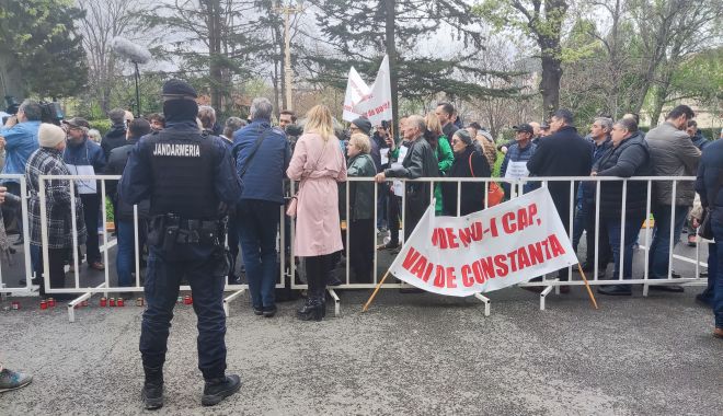 Protest în fața Primăriei Constanța, gestionat cu TACT de viceprimarul Ionuț Rusu - fond-protest-primarie-2-1682103294.jpg