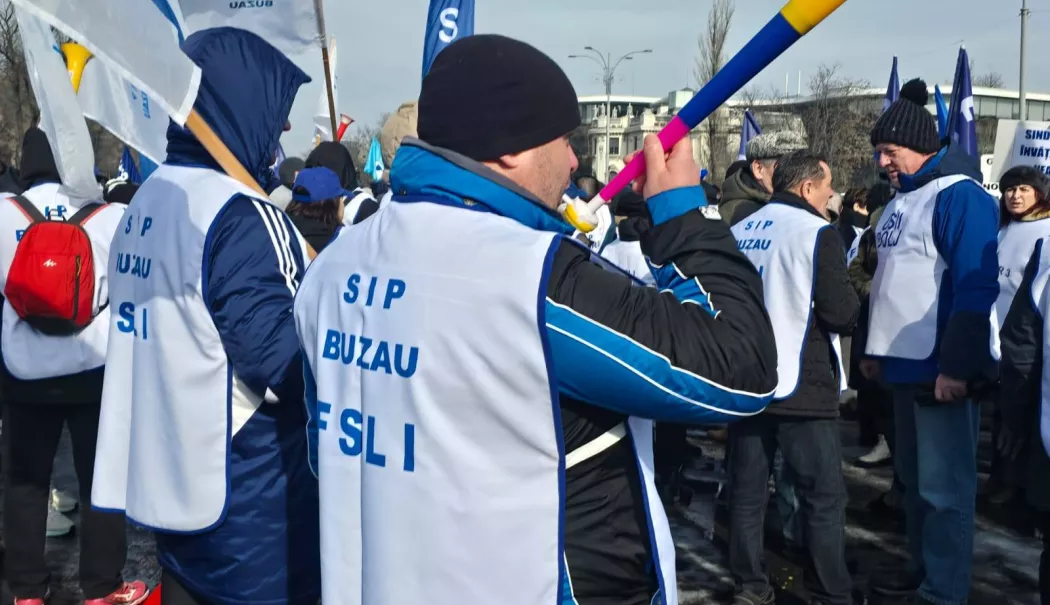 „Praf în ochi”. Protestul profesorilor din Piața Victoriei, contestat chiar de dascăli - fond-protest-profesori-1770225563.webp