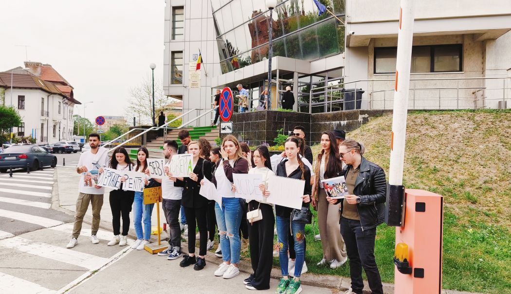 Cazul Vlad Pascu. Studenții din Constanța au protestat în fața Tribunalului: 