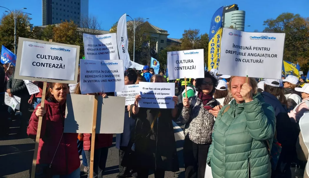 Lovitură pentru angajații din muzee și biblioteci? Indemnizația de doctorat ar scădea din 2026 - fond-proteste-cultura-1771756415.webp