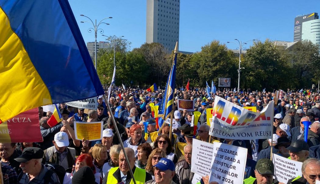 Pensionarii nemulţumiţi de recalculare au protestat. „Unde-i lege, nu-i tocmeală!” - fond-proteste-pensionarijpg-2-1729865473.jpg