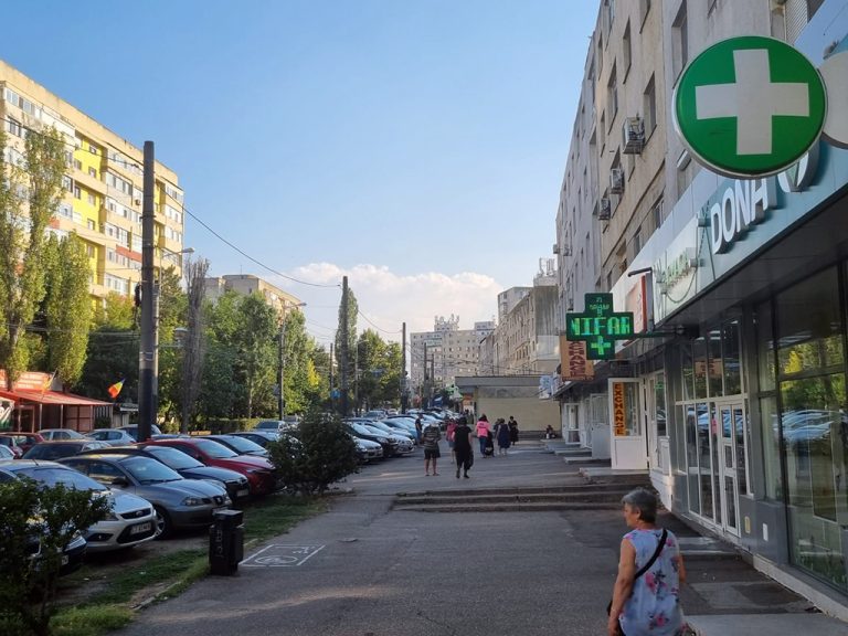 Răceala și gripa, afaceri profitabile. Se schimbă condiţiile pentru înființarea farmaciilor - fond-raceala-si-gripa-1722355452.jpeg
