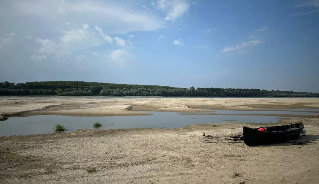 Imagini apocaliptice la Rasova! Nivelul Dunării a scăzut dramatic, convoaiele de barje, în pericol