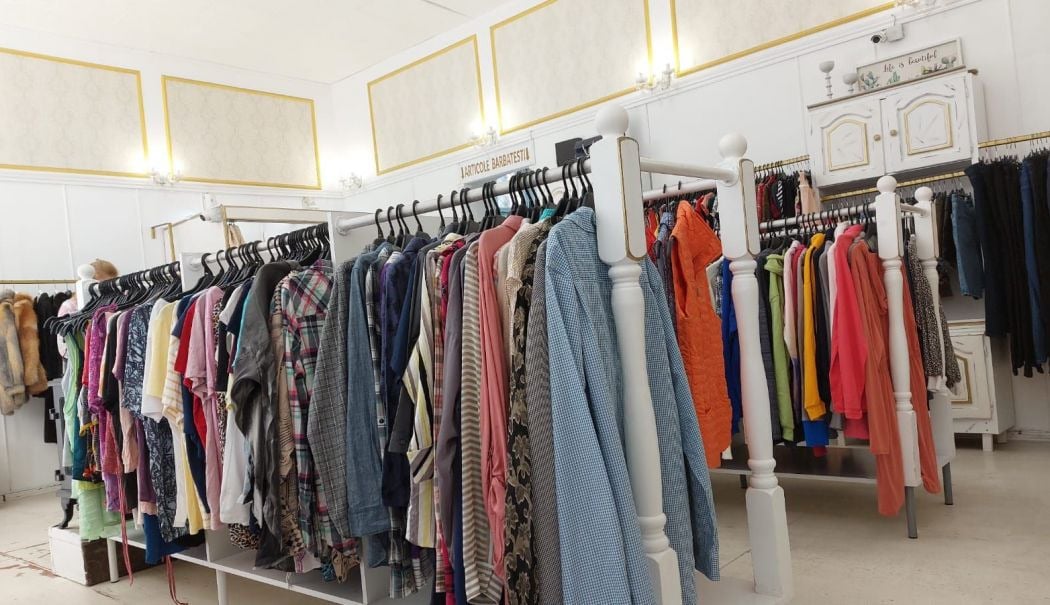 Reselling. Cum funcționează afacerile aproape ilegale de pe internet - fond-reselling-1718213017.jpg