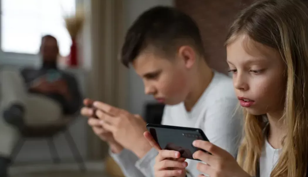 Pericol major pentru elevi! Social media, comparată cu alcoolul și jocurile de noroc - fond-retele-sociale-1770047223.webp