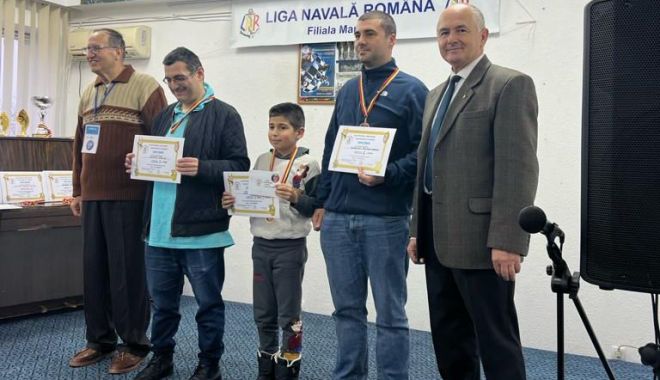 Regal de şah la Mangalia. Cupe şi medalii strălucitoare pentru învingători - fond-sah-mangalia-1701096543.jpg