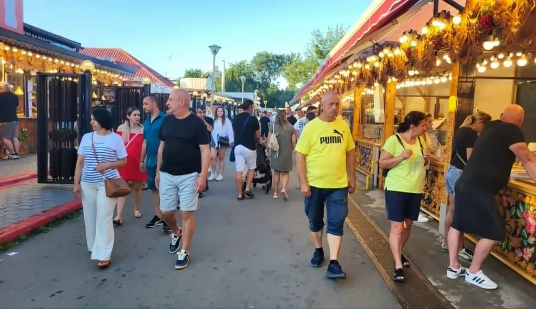 Foto - Satul de Vacanță din Constanța, ziua aproape pustiu, seara plin de viață