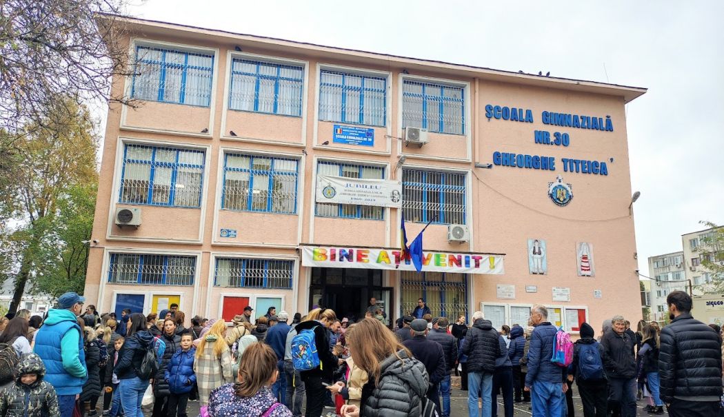 Obiecte cu autograful marilor sportivi, scoase la licitație la Școala 30, într-un amplu eveniment caritabil - fond-scoala-30-1762112881.jpg
