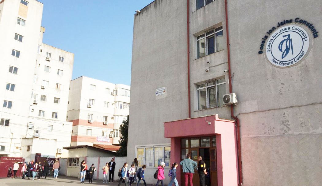Că așa-i românește! Lucrările de reabilitare a școlilor stârnesc 