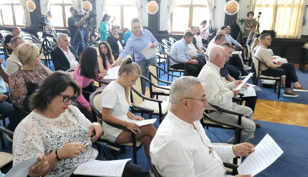 CJC a decis ca pacienţii cardiaci critici să beneficieze de echipamente moderne - fond-sedinta-cjc6-1750683216.jpg