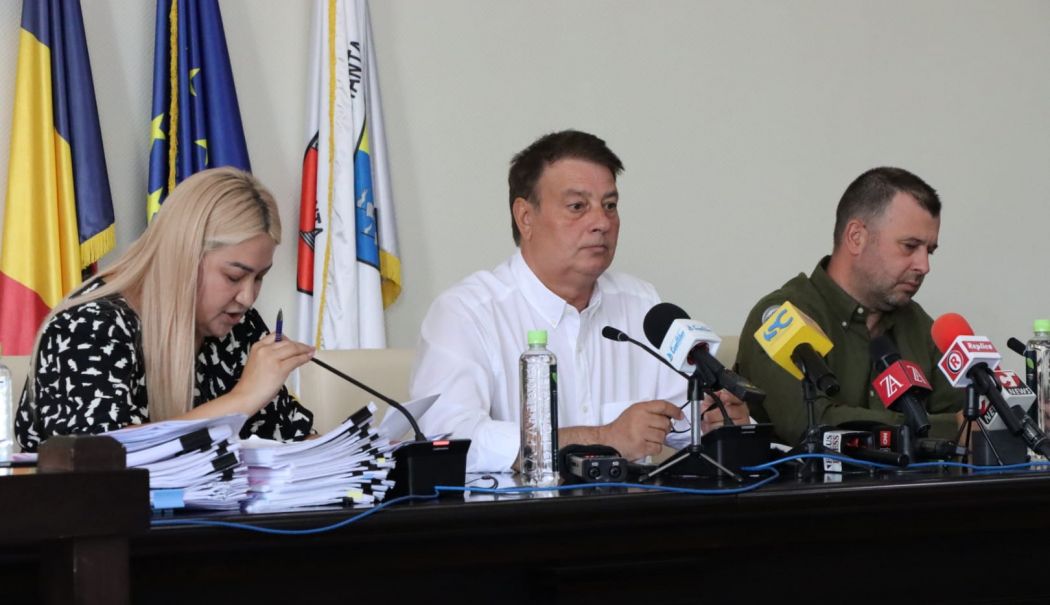 Atenţia aleşilor judeţeni, îndreptată către persoanele cu dizabilităţi - fond-sedinta-proiecte-1753274912.jpg