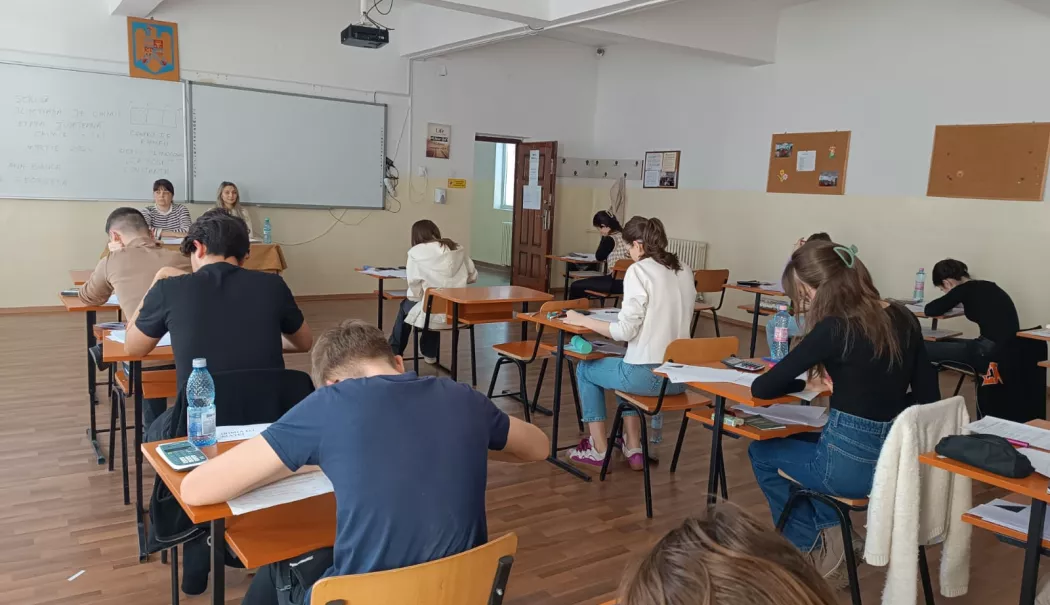 Simulările examenelor naționale, în pericol. Profesorii sunt chemați să boicoteze testările - fond-simulari-examene-1772986294.webp
