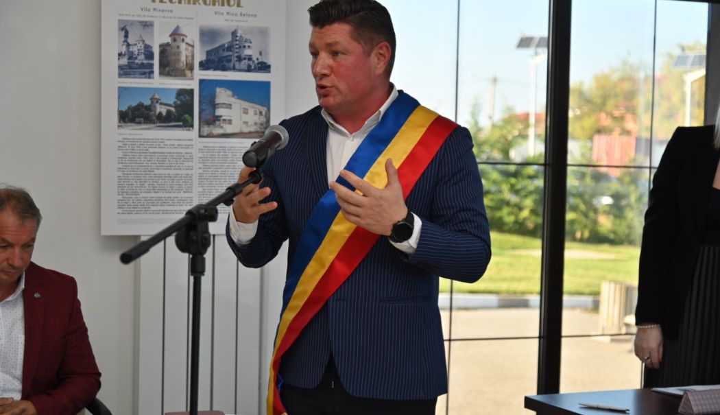 Edilul din Techirghiol, Iulian Soceanu, după ce a depus jurământul: „Vom lucra pentru dumneavoastră” - fond-soceanu-juramant-1730122540.jpg