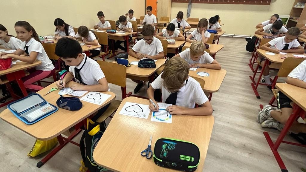 Ce-și doresc elevii de la școală? Să-și aleagă o parte din materii și revizuirea manualelor - fond-solicitari-elevi-1738084440.jpg