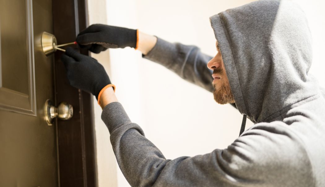 Cinci persoane condamnate pentru furtul a peste 400.000 de lei, dintr-o locuință - fond-spargere-1746974660.jpg