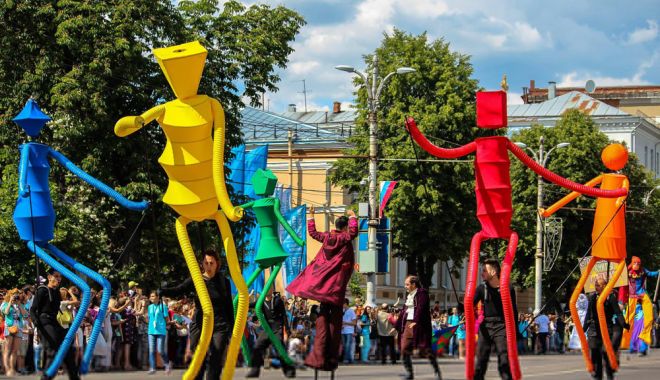 Eveniment spectaculos, în acest weekend, pe străzile Constanței - fond-spectaculos-eveniment-1690535498.jpg