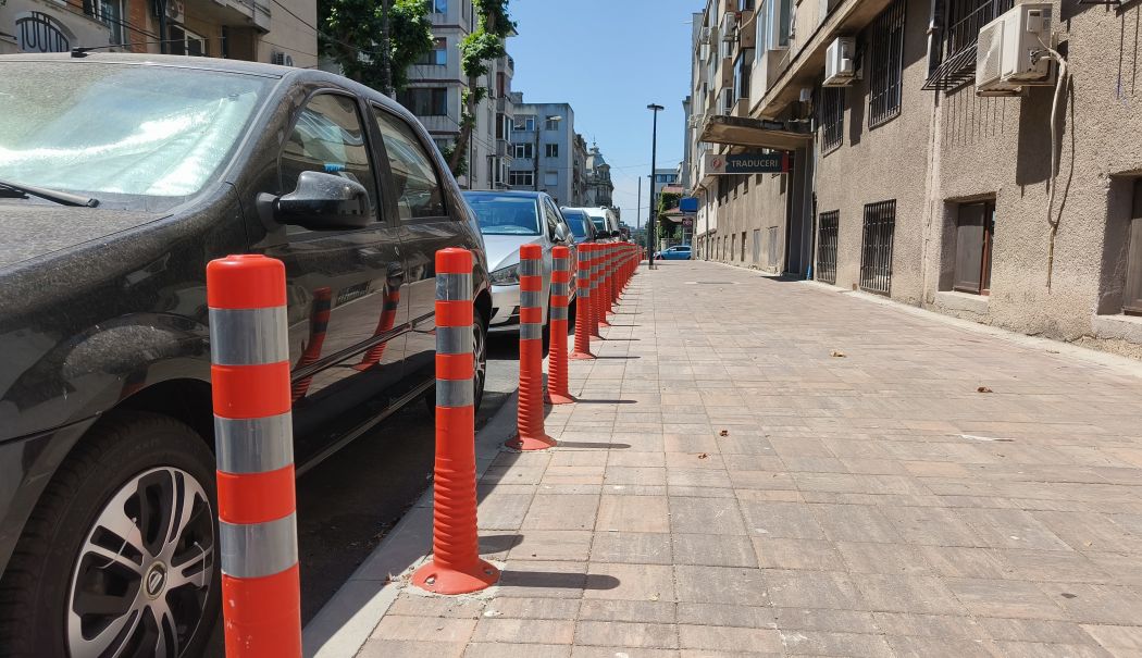 Păreri contradictorii iscate de apariţia stâlpişorilor. Ce spune directorul Poliţiei Locale Constanţa - fond-stalpisori-1726500464.jpg