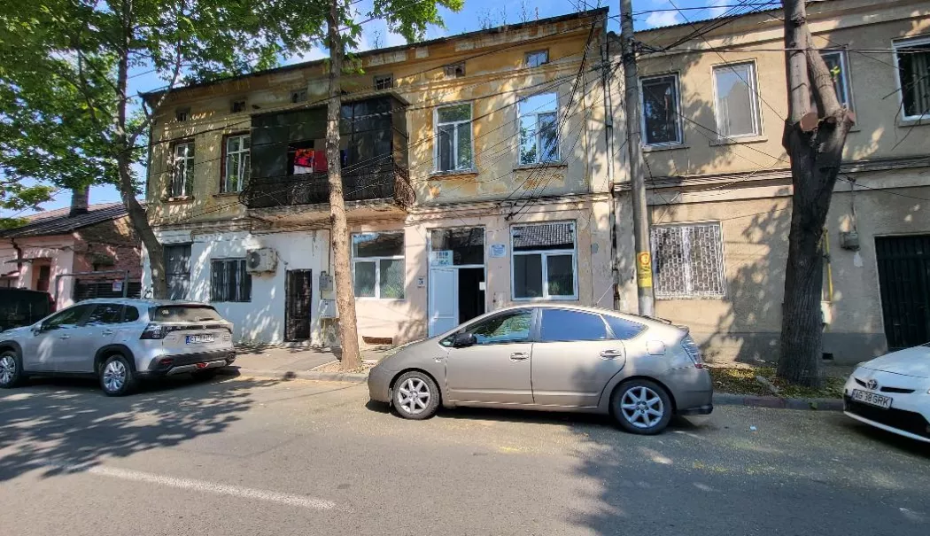 Foto - Mucegai, igrasie și un tavan care stă să cadă. Drama neauzită a sediului surzilor din Constanța