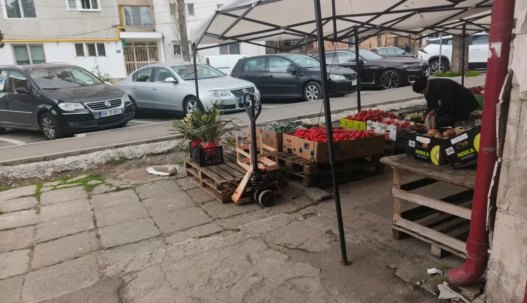Traseul mărfii confiscate de Poliția Locală stârnește revoltă în Piața Brotăcei