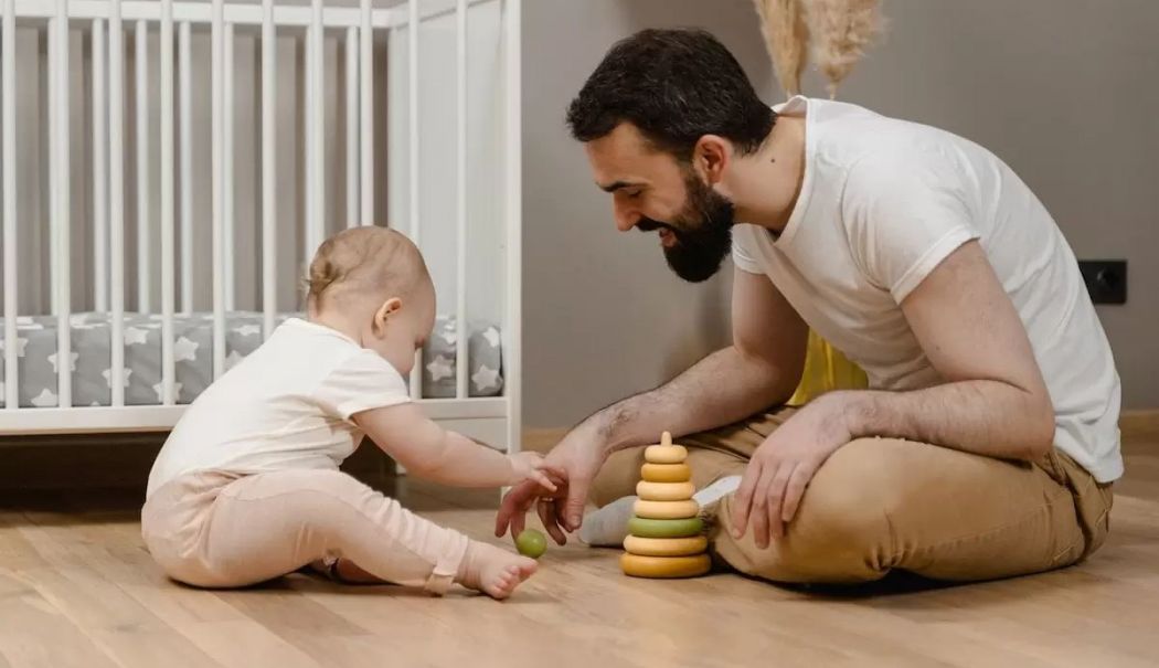 Puțini, da' buni! Sute de bărbaţi constănțeni şi-au lăsat munca, pentru a-şi creşte bebeluşii - fond-tatici-1746201988.jpg