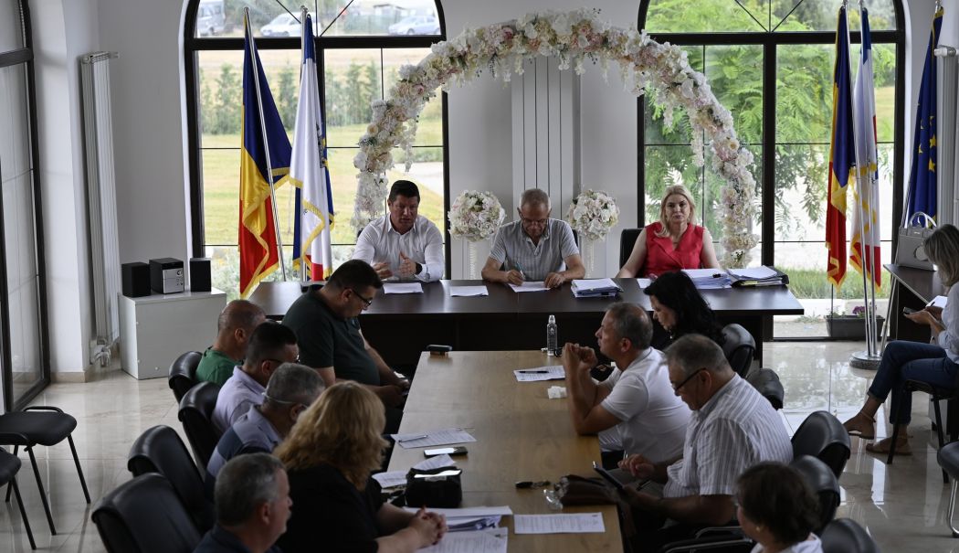 Aleşii locali din Techirghiol, reuniți în ședință. Remuneraţii pentru vârstnici şi pentru elevii care au promovat Bacalaureatul - fond-techirghiol-sedinta-1724241493.jpg