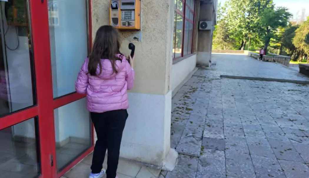 Uitate pe pereți, dar căutate de colecționari. Ultimele telefoane publice din Constanța, la mare căutare