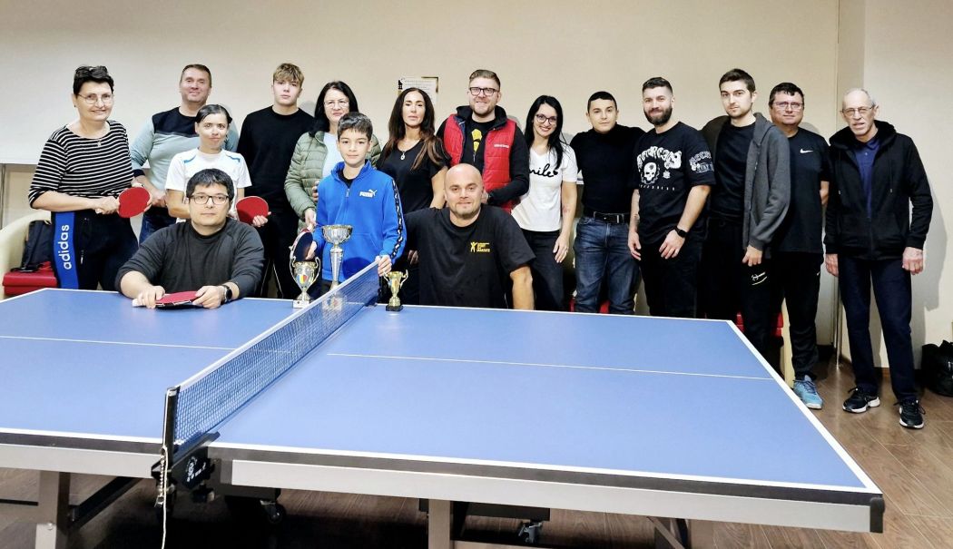 Maraton de tenis de masă pentru amatori la Constanţa. Peste 60 de participanţi au avut liber la mişcare - fond-tenis-masa-amatori1-1730813085.jpg